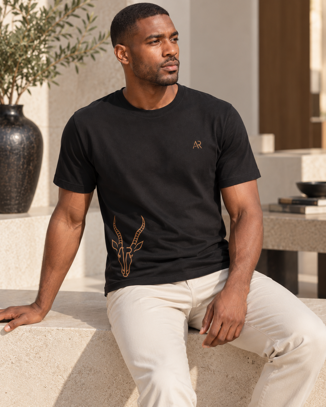 AR Essential Tee Homme K3032IC — Black — lifestyle premium intérieur [ARV:black:any:P03]