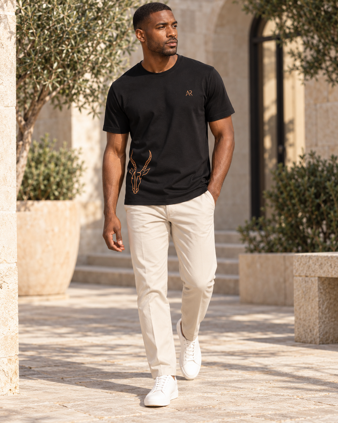 AR Essential Tee Homme K3032IC — Black — lifestyle premium méditerranéen [ARV:black:any:P04]