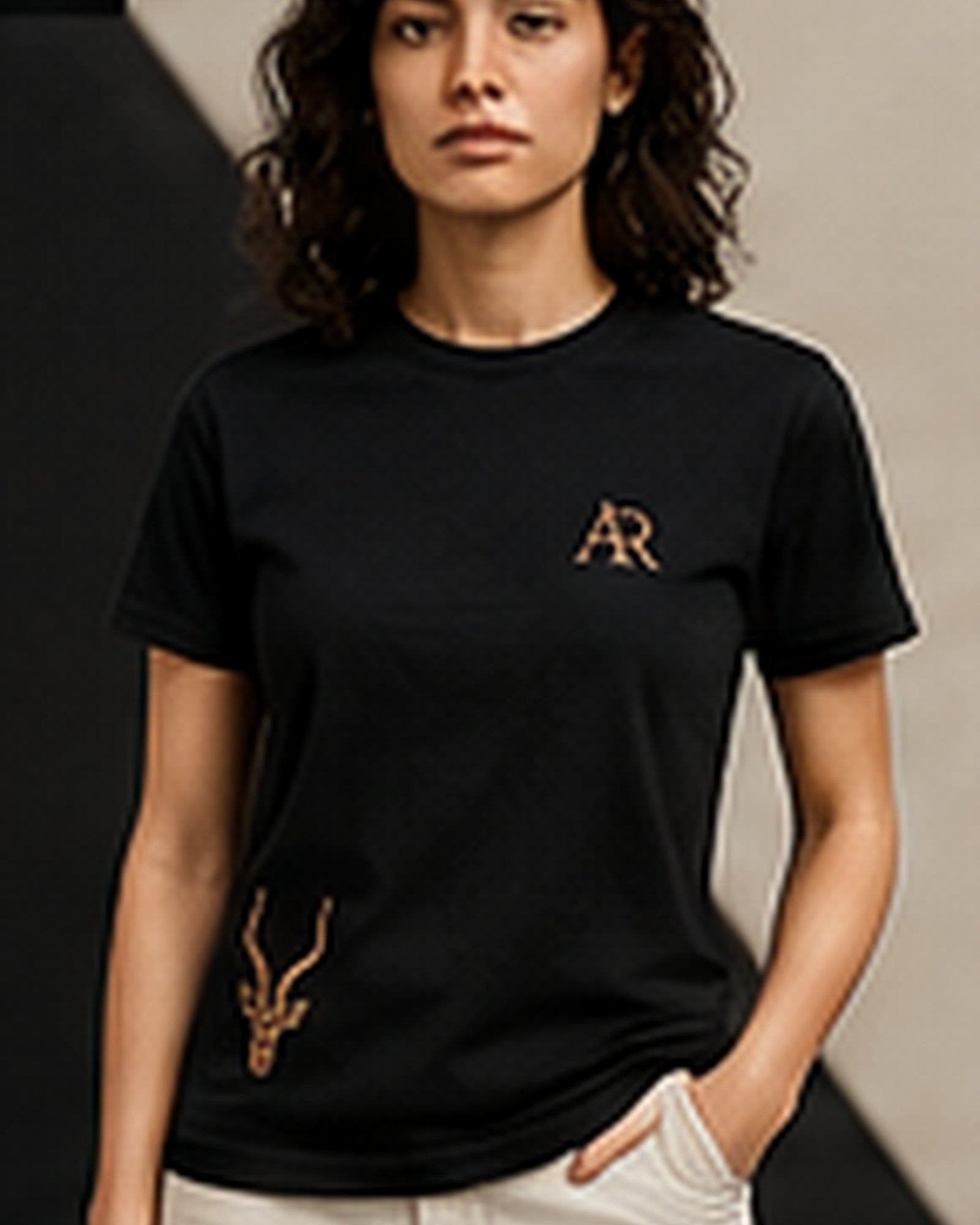 AR Essential Tee Femme - Black - portée face